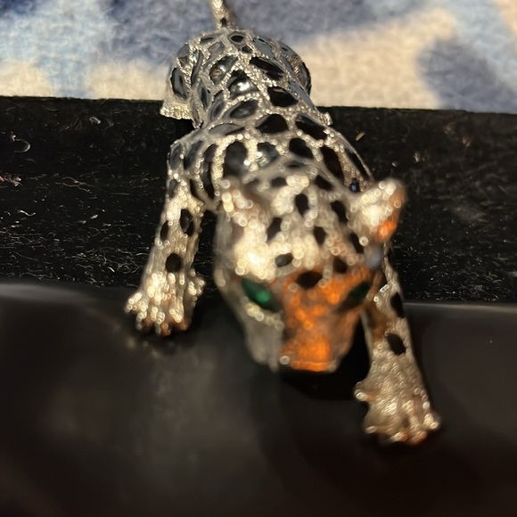 ENAMELED & JEWELED LEOPARD BROOCH W/ ARTICULATED TAIL - Picture 6 of 8